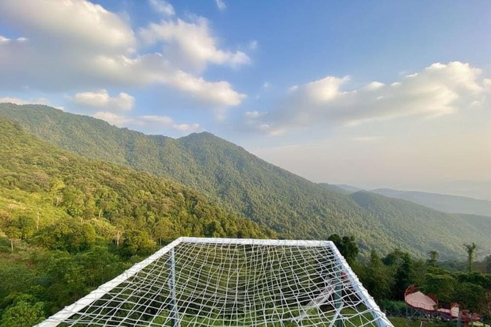 Cầu Cạn Tam Đảo
Cầu Cạn Tam Đảo là một cây cầu mới được xây dựng, cho phép du khách có thể phóng tầm mắt bao quát cả thị trấn từ trên cao. Đứng từ đây, bạn có thể tận hưởng vẻ đẹp hùng vĩ của núi rừng Tam Đảo, đặc biệt là khi trời có sương mù, cảnh vật trở nên huyền bí và thơ mộng hơn bao giờ hết. Đây là điểm dừng chân lý tưởng để chụp ảnh và thư giãn.